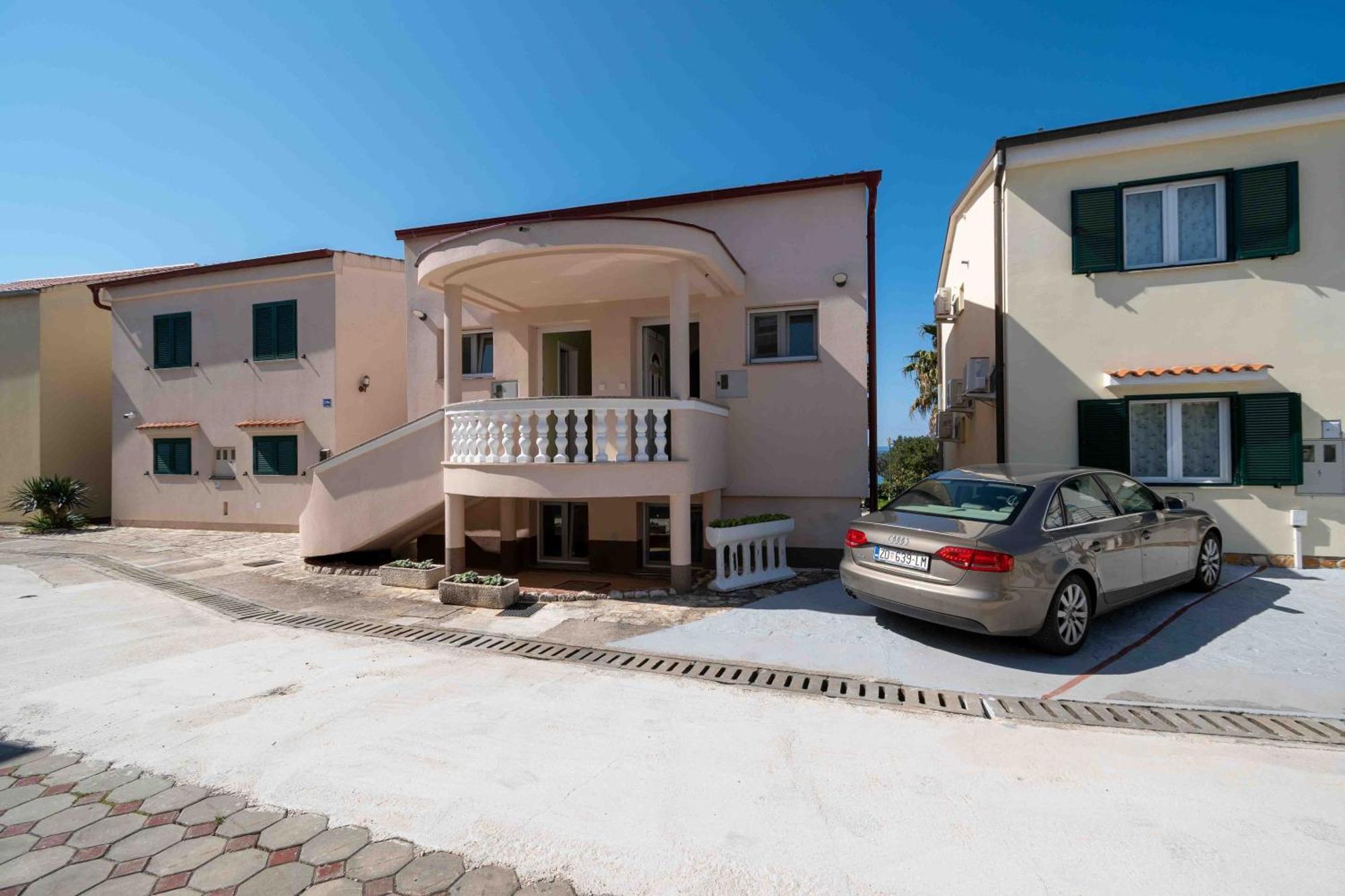 Barbara Apartma *