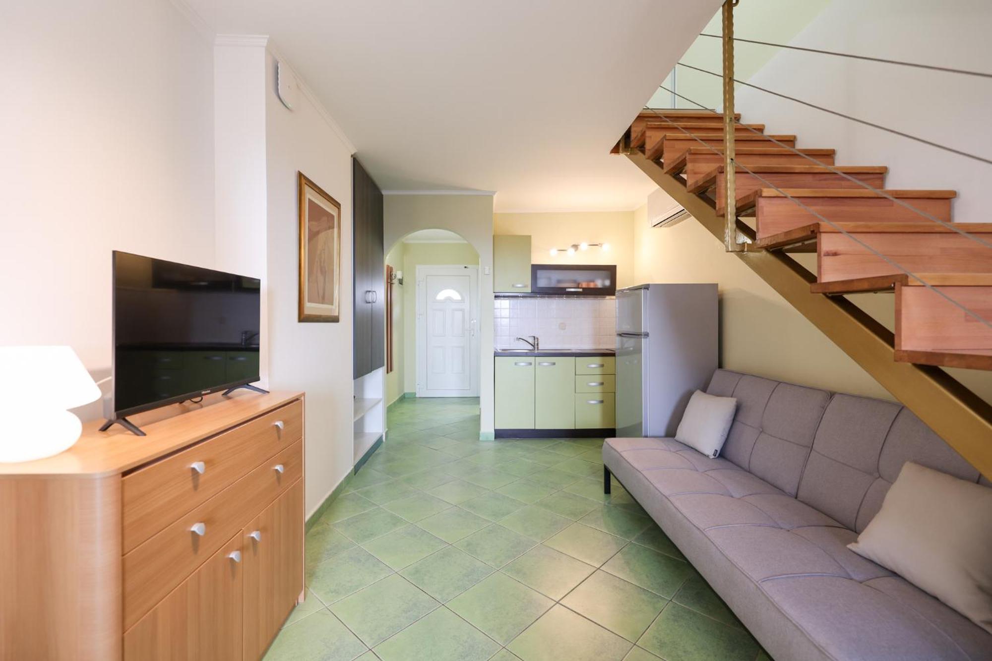 Barbara Apartma *